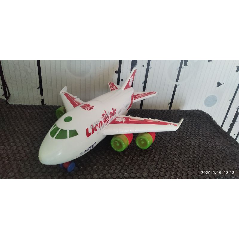 Mainan anak pesawat terbang lionair besar miniatur pesawat terbang
