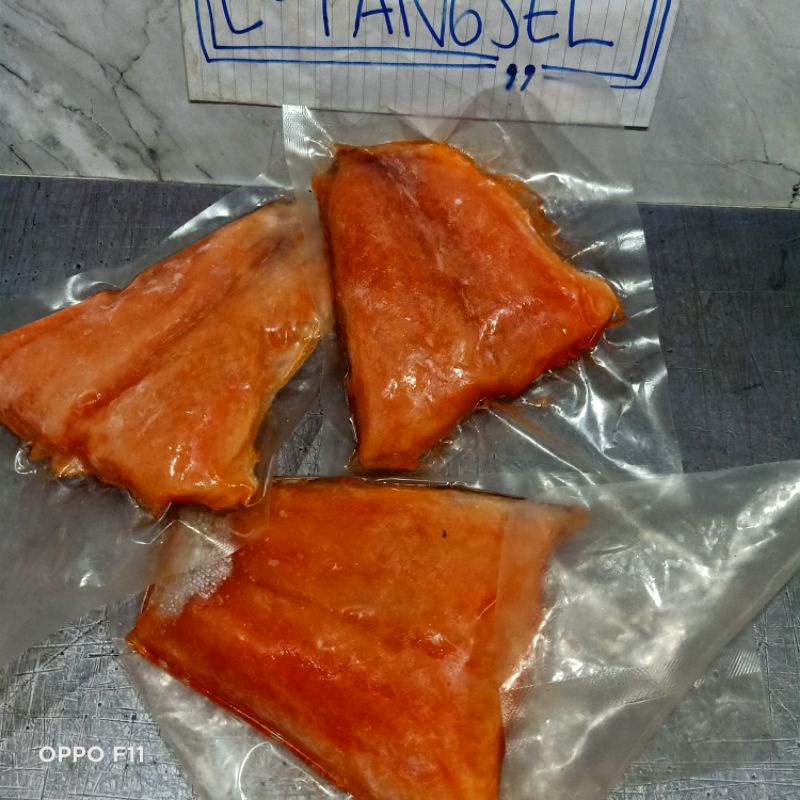 

Salmon Fillet Premium Frozen 1 Kg Potongan Mix