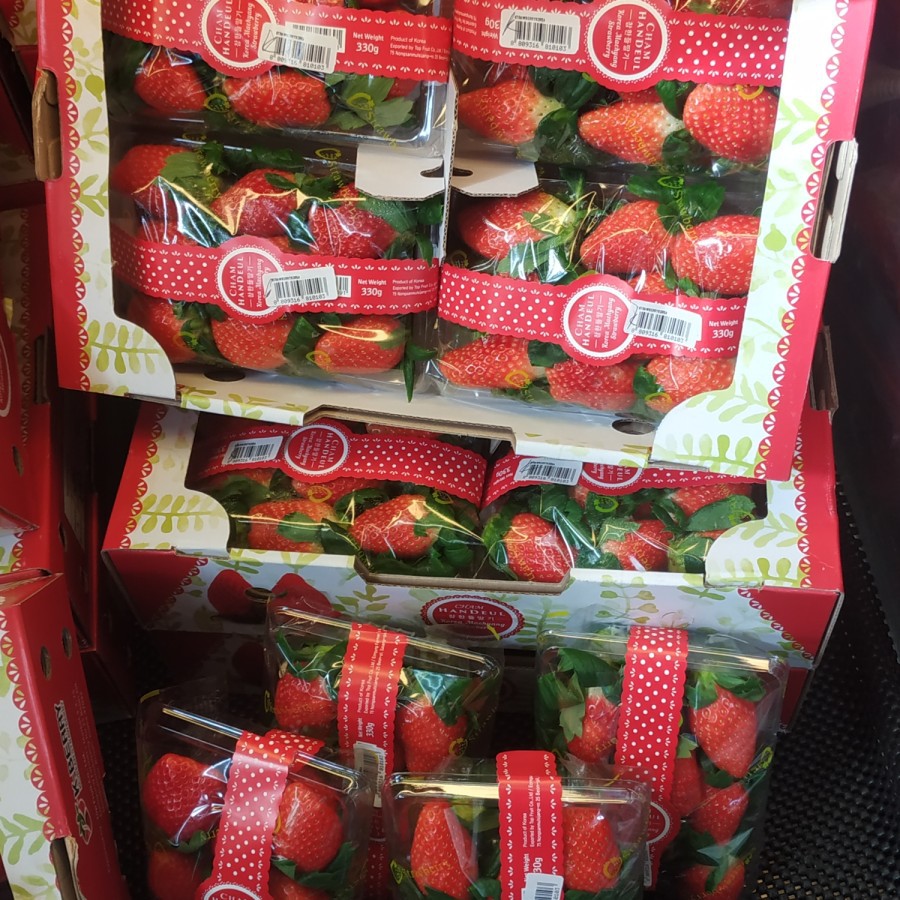 

Strawberry Korea import Box / 4 pack 330 gram x 4 pack