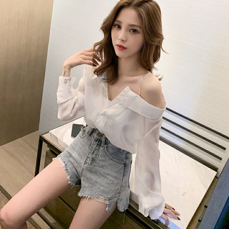 2022 musim semi dan musim gugur baru versi Korea longgar dan tipis off-the-shoulder kemeja tipis dewi desain sense niche sexy white top