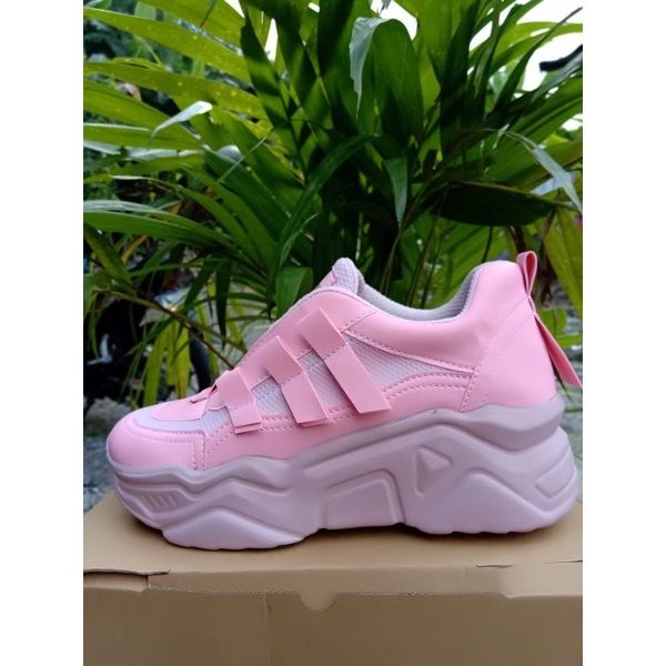 sneaker wanita terbooming 2021