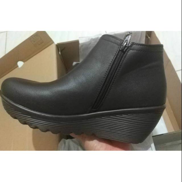 sepatu boots skechers