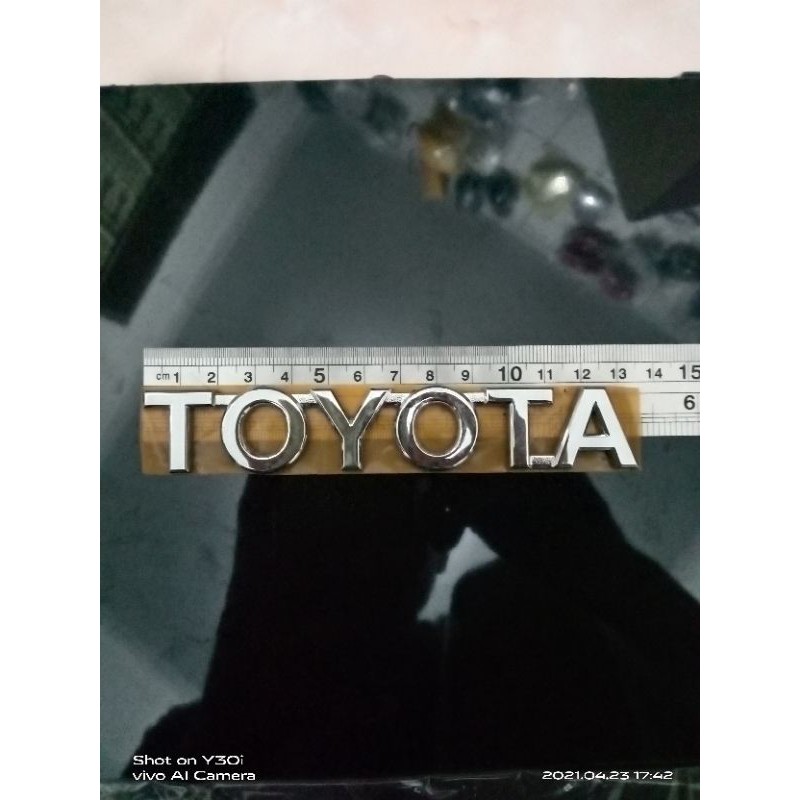 Emblem tulisan TOYOTA