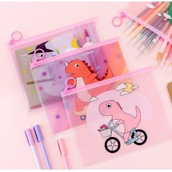 Tempat Pensil Model Korea Motif Dino Transparan - Kotak Pensil Dino - Tempat Pensil Dinosaurus Transparan Pouch Pensil Resleting Bening Tas Kosmetik Serbaguna Bening