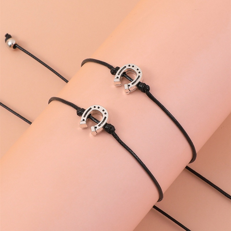 Fancyqube 2pcs / Set Gelang Tali Merah Desain Sepatu Kuda Keberuntungan Dapat Disesuaikan Untuk Pria Dan Wanita