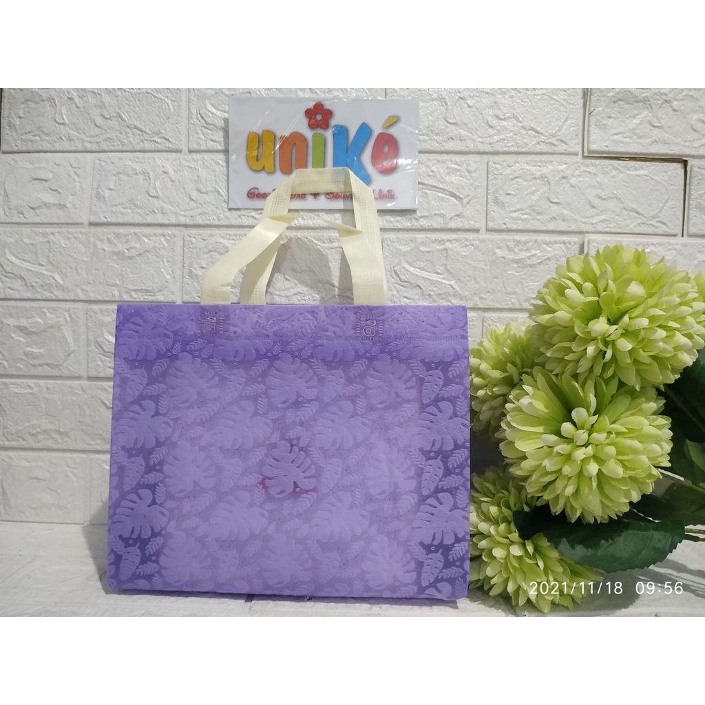

Tas Spunbond 27x10 x22 cm Goodie Bag Embos Goody Bag Tas Kado Gift Bag