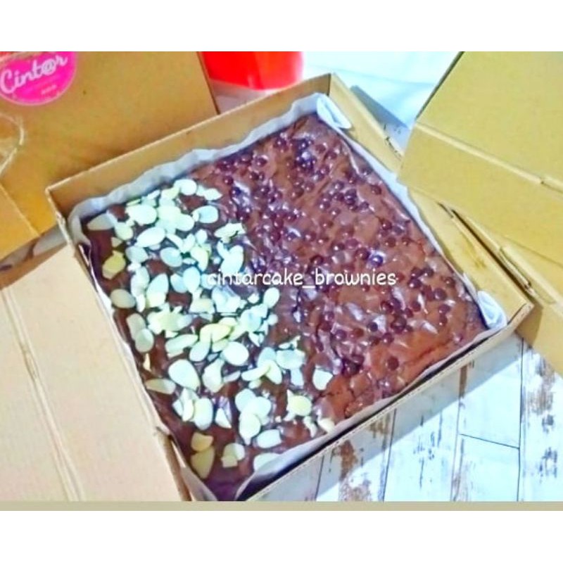 

Brownies box reguler ukuran 20 x 20cm toping almond, Oreo, beng-beng, keju, selai skippy mix chips.