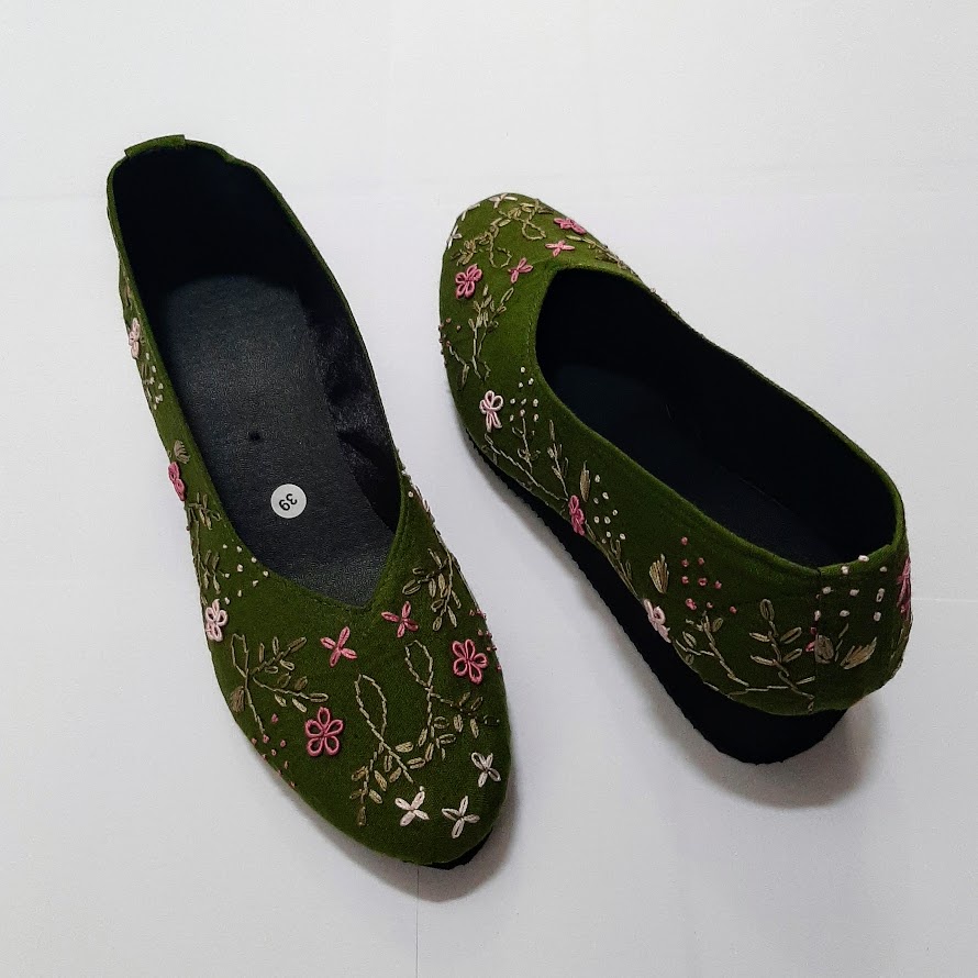 etnik fashion sepatu hak tinggi wanita pesta wedges slip on terbaru murah sulam hijau daun