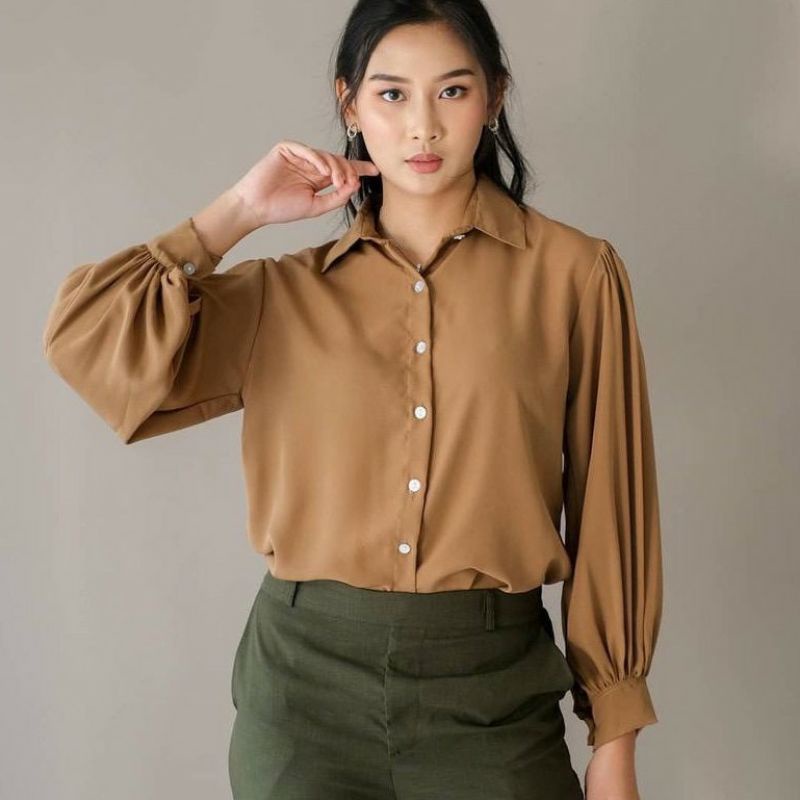 KEMEJA WANITA CASUAL POLOS BASIC AUDREY BASIC SHIRT KEMEJA LENGAN BALON POLOS, KEMEJA TANGAN BALON-Audrey mocca