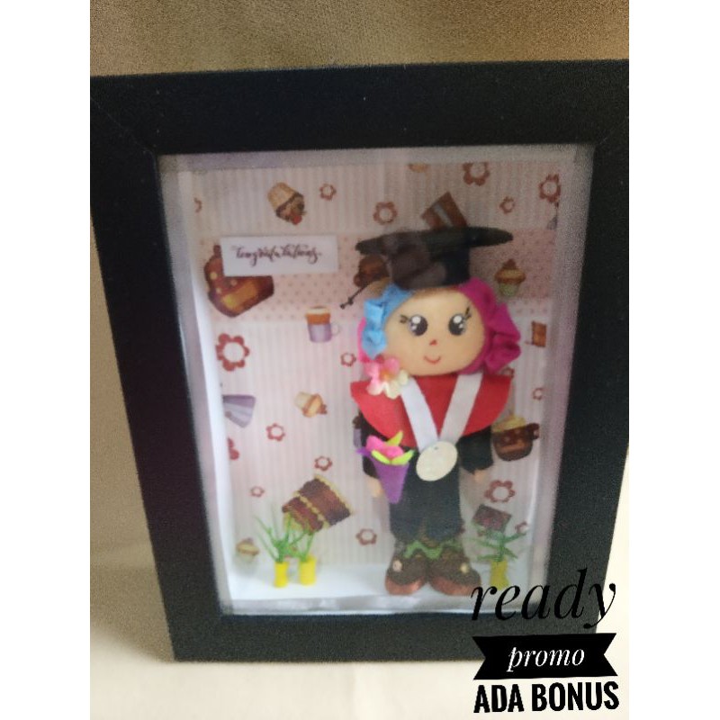 Boneka flanel.Kado wisuda.Hadiah wisuda.Boneka wisuda kemas frame kaca.Boneka wisuda murah.Kado unik