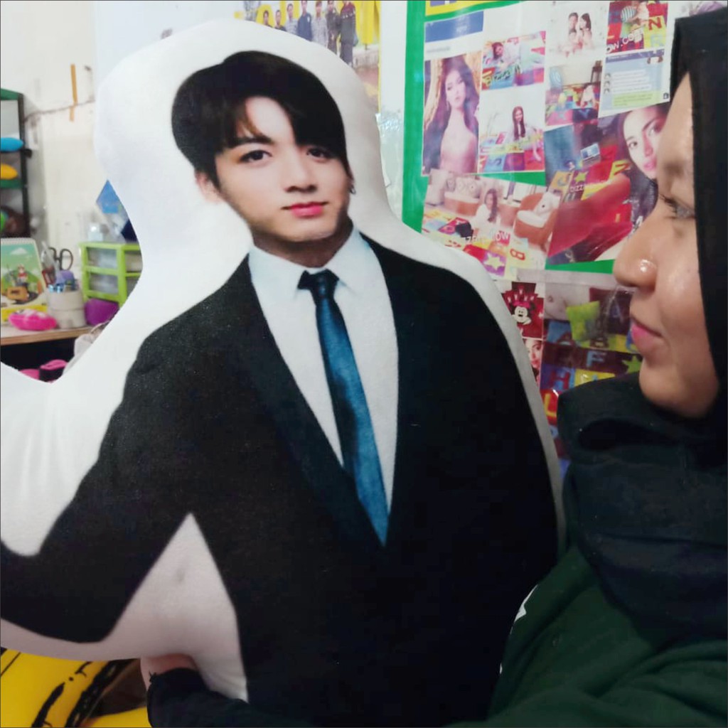 Bizzarpillow Bantal Karakter Custom Foto / Kpop / BTS / NCT / Anime Jumbo BZ113