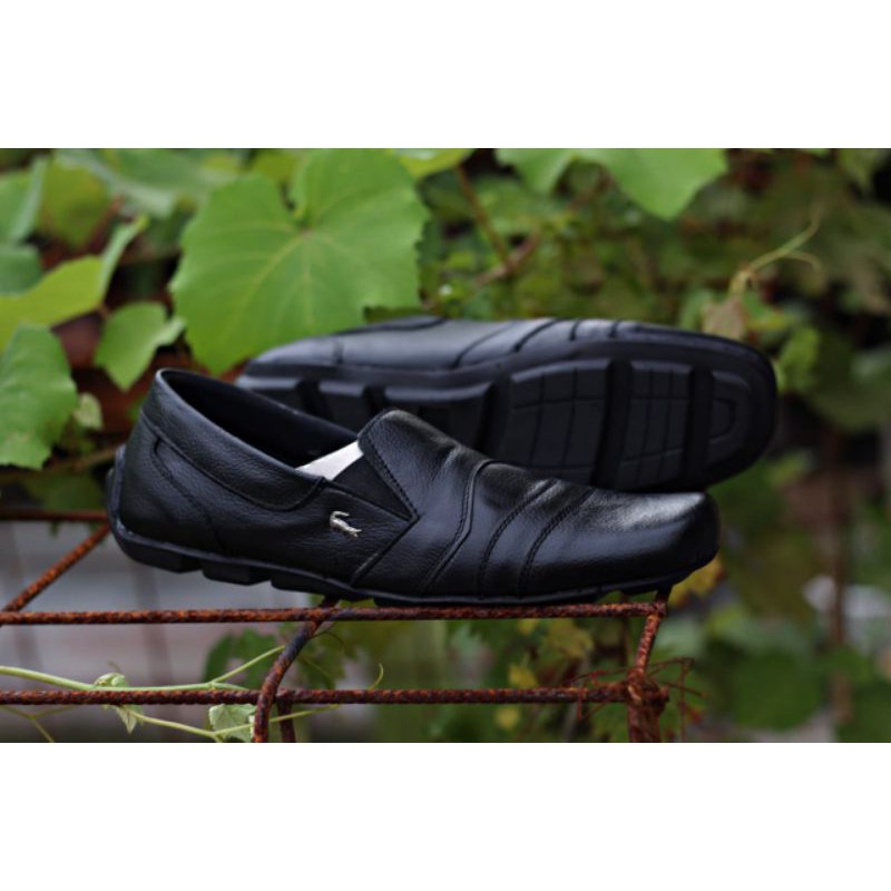 sepatu slip on kulit pria