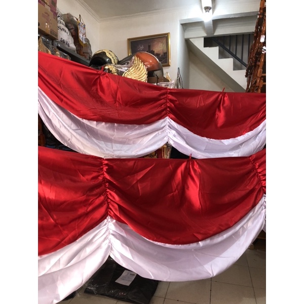 Bendera background merah putih vitrase model polos bahan satin