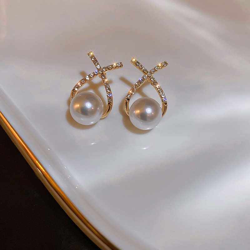 Anting Stud Desain Salib Aksen Kristal Mutiara Warna Emas Untuk Wanita