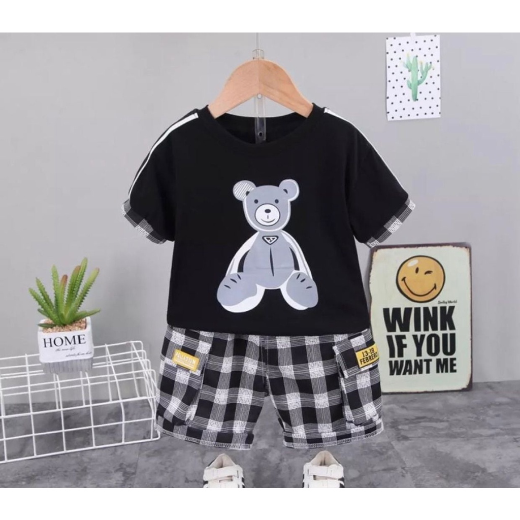 SETELAN BAJU BAYI ANAK MOTIF TEDDY BEAR KOTAK KOTAK PENDEK SIZE 1-5 TAHUN BAHAN KATUN LEMBUT/ SETELAN BAJU BAYI ANAK LAKI LAKI/ SETELAN BAJU BAYI ANAK PEREMPUAN/ SETELAN BAJU BAYI ANAK CEWE/ SETELAN BAJU BAYI ANAK COWO/ SETELAN BAJU BAYI ANAK BEAR KOTAK