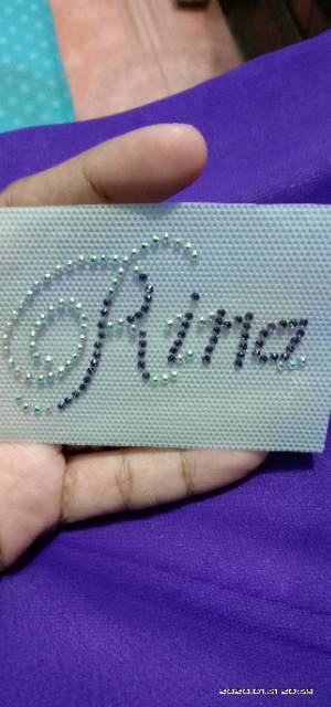 LOGO SWAROVSKY HURUF KECIL UNTUK HIJAB