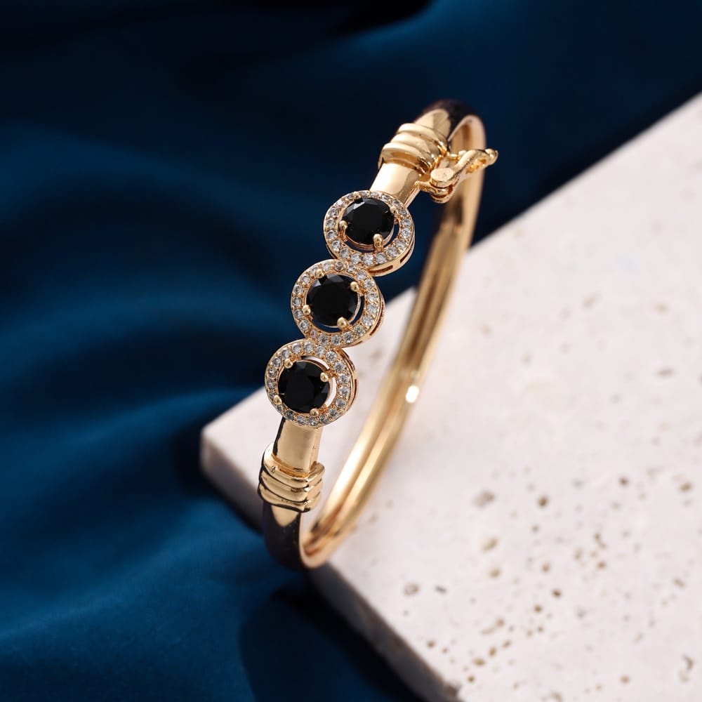 Gelang emas wanita / Gelang wanita terbaru kekinian / Gelang emas wanita / Gelang tangan wanita / Gelang wanita korea / Gelang xuping terbaru / Gelang titanium asli anti luntur