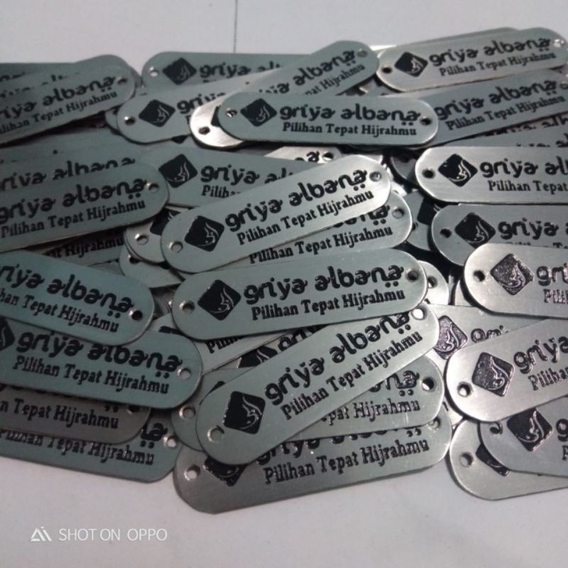 

( 100 Pcs ) Label hijab Stenlis (silver) Tulisan Ukir Etsa Custom free desain