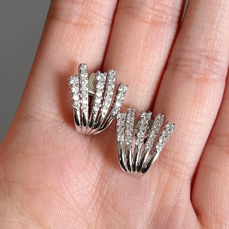 Anting Stud Tindik Warna Silver Desain Cakar Hias CZ Putih Untuk Wanita