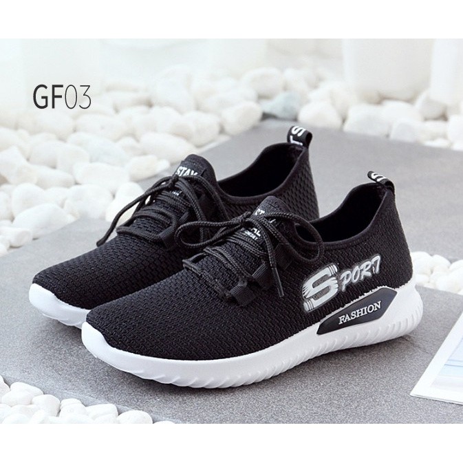 Sepatu  Sneakers Wanita Bermerk 