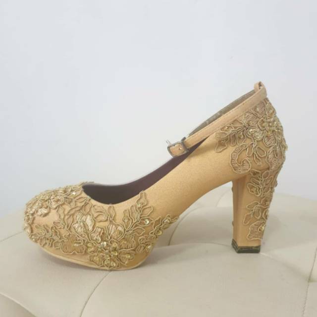 

SLIGHT Chunky Heels Gold Display Stock 39