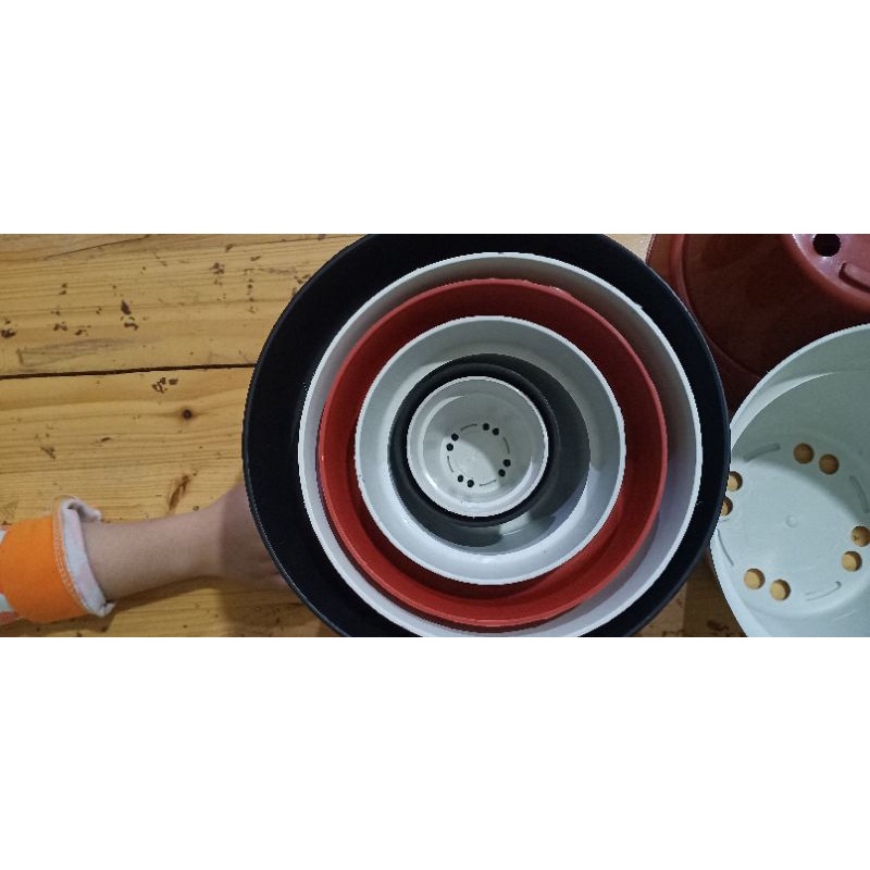 Pot 17 CM, warna putih dan merah bata