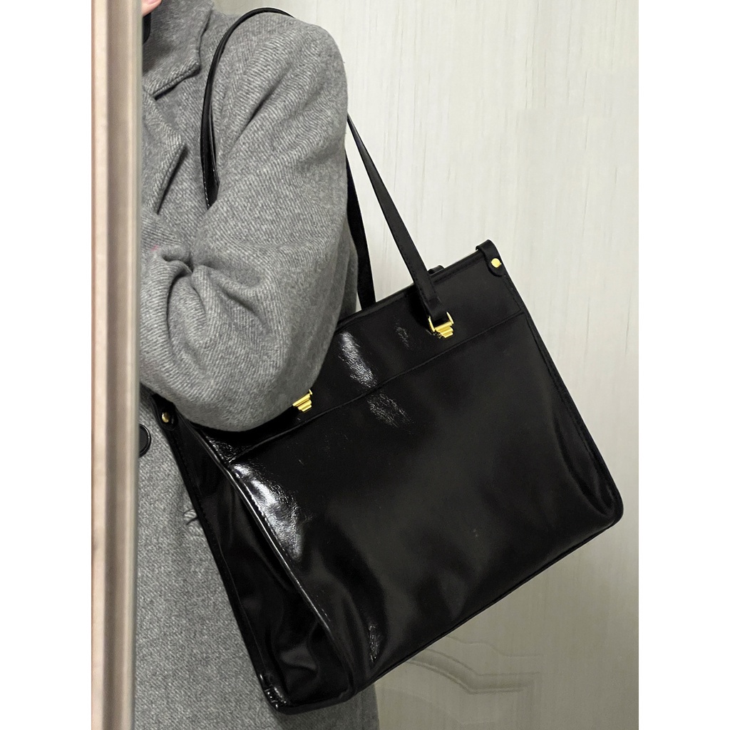 Sera Kapasitas Besar Tas Bahu Portabel Wanita 2023 Baru High-End Niche All-Match Hitam Sederhana Commuter Tote Bag