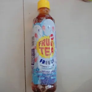 Fruit Tea Freeze Strawberry & Anggur 350ml