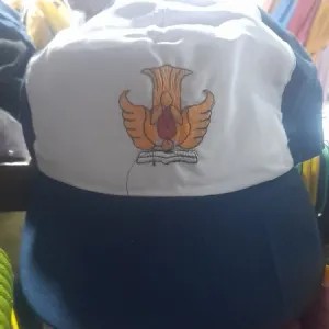 topi biru putih SMP