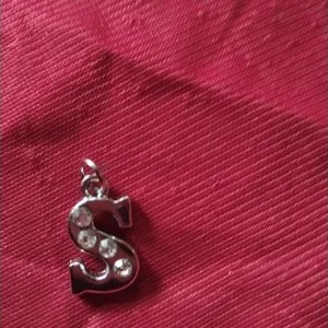 liontin putih huruf s