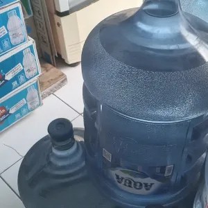 air isi ulang pakai galon aqua harga isi +galonnya