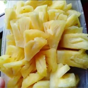 Nanas muda kupas potong