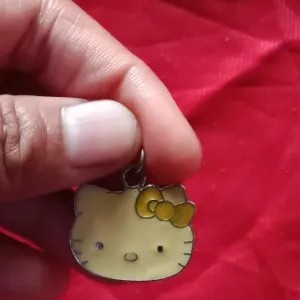 liontin hello kitty