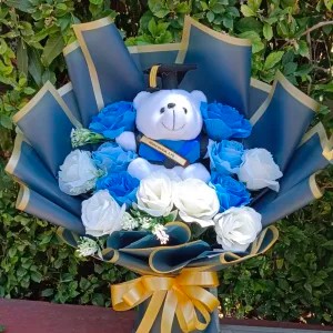 97. bucket boneka wisuda dan bunga artificial 12 tangkai
