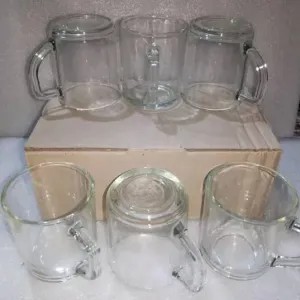 gelas beling kopi pegang setengah lusin
