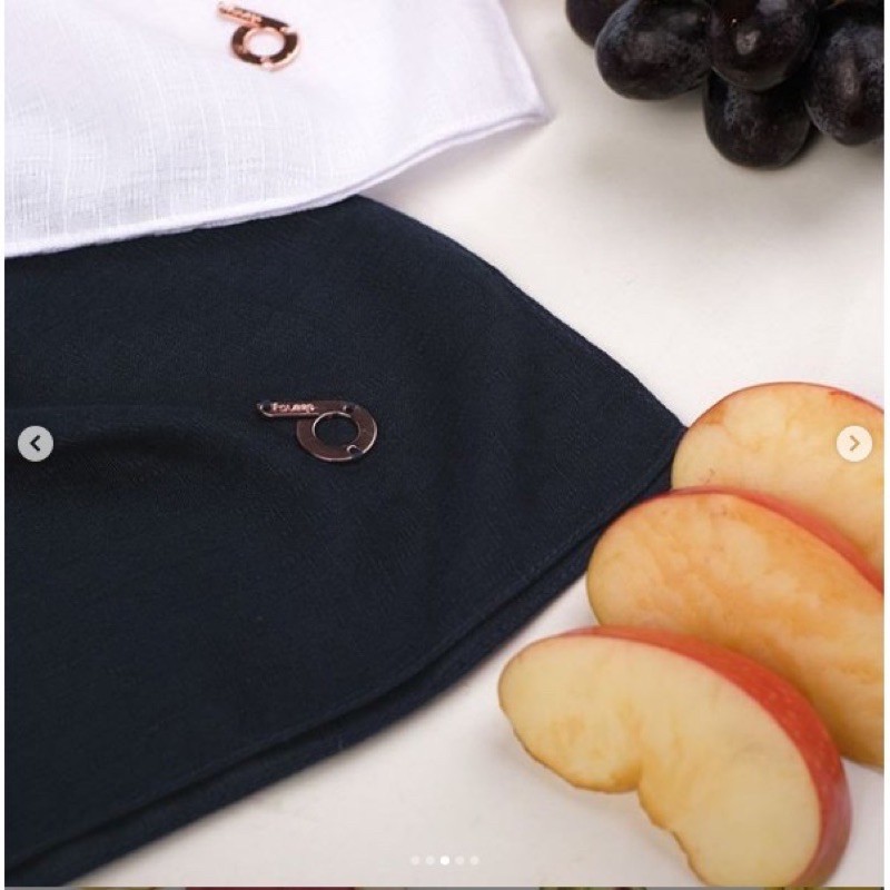 Deenay Polos Hitam Signature