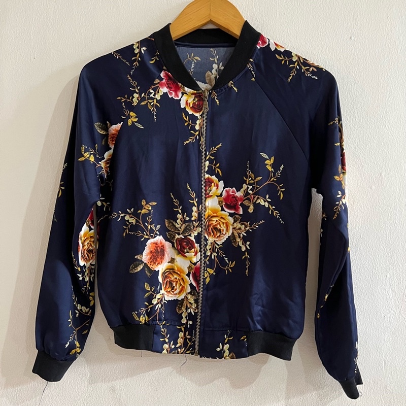 [PRELOVED] Jaket Bomber Wanita Bunga Biru Navy