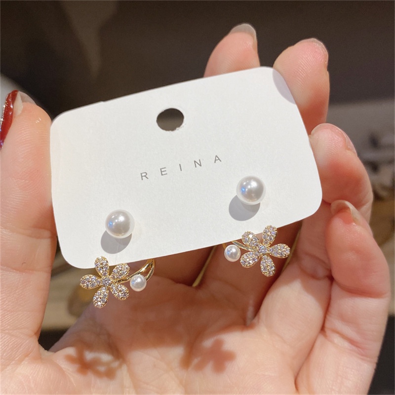 Anting Stud Desain Bunga Aksen Mutiara Berlian Gaya Korea Untuk Wanita