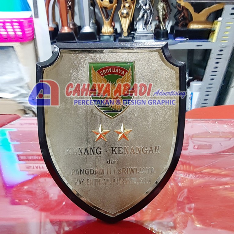 Plakat Kayu Kuningan Bintang