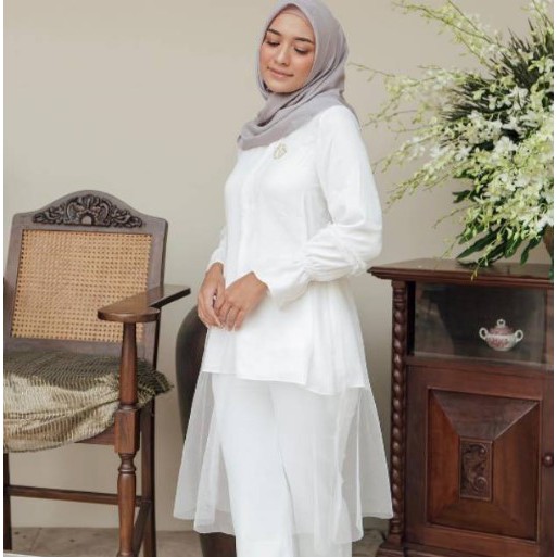 Kala Tunic White L Wearing Klamby