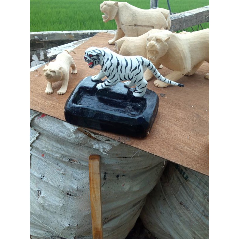 Asbak macan putih kerajinan kayu