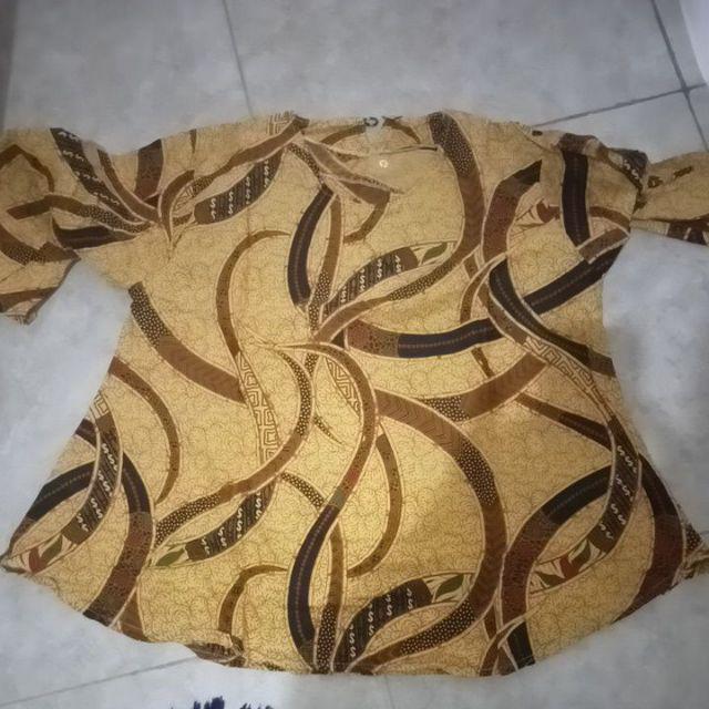 Blouse Atasan Batik Wanita - Motif Keong Mas Sania Ruffle Batik Atasan Ndoro Jowi Dnt Fairuz Arrafiq