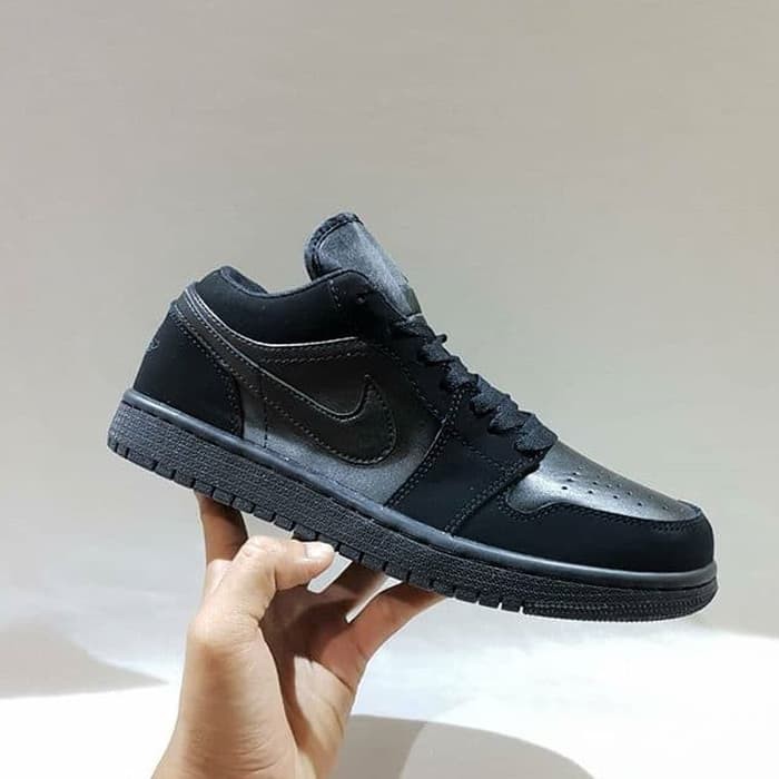 triple black aj1 low