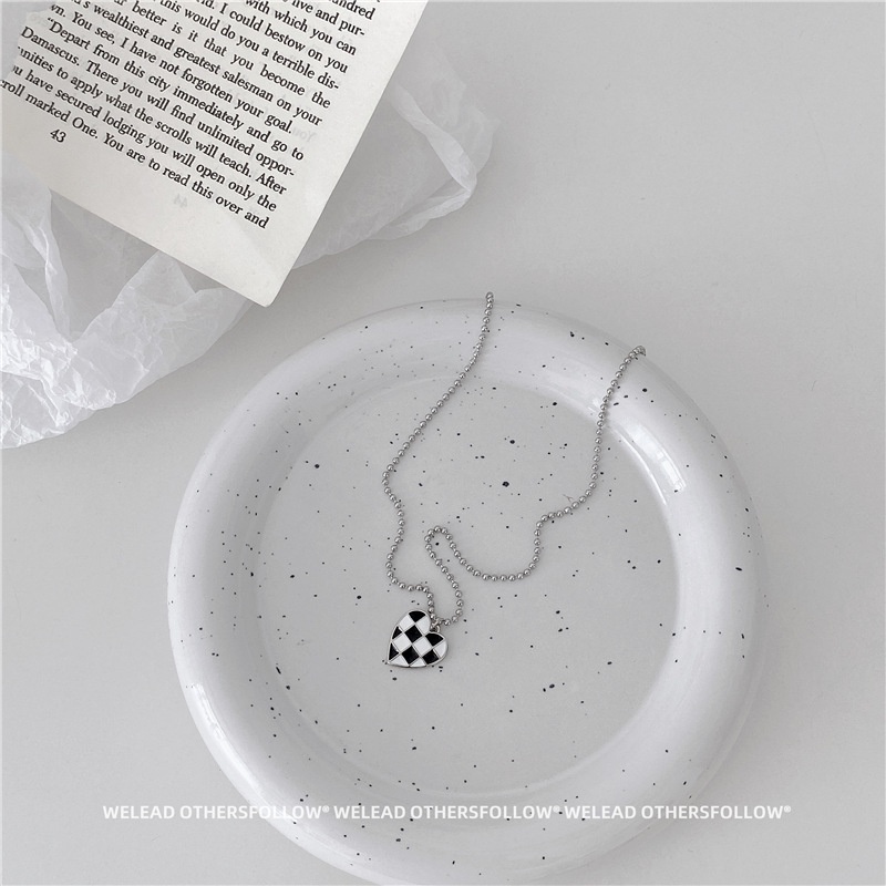 Kalung Rantai Klavikula Desain Papan Catur Hati Warna Hitam Dan Putih Untuk Wanita