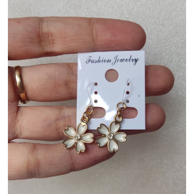 Anting impor kait plastik bunga sakura