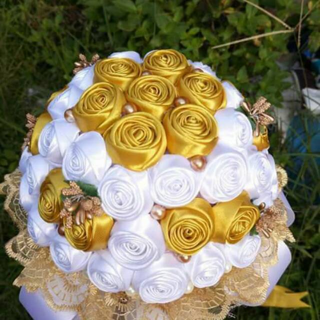 

Handbouquet dari pita satin unik cantik.