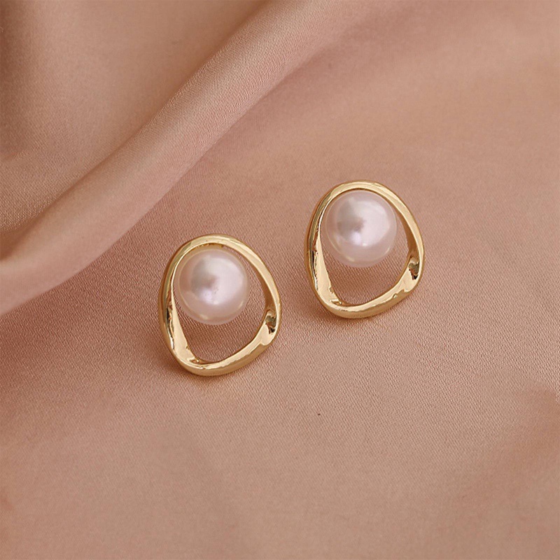 Anting Stud Mutiara Imitasi Bentuk Bulat Tidak Teratur Warna Emas Untuk Wanita