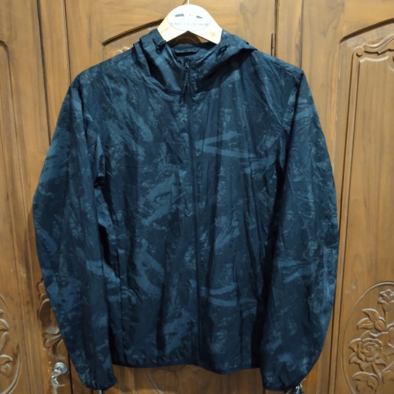 jaket running uniqlo x meguru yamaguchi