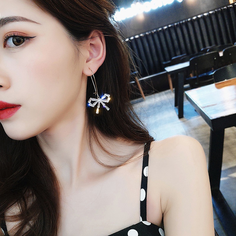 Anting Tusuk Gantung Panjang Desain Pita Hias Kristal Zircon Gaya Korea Untuk Wanita