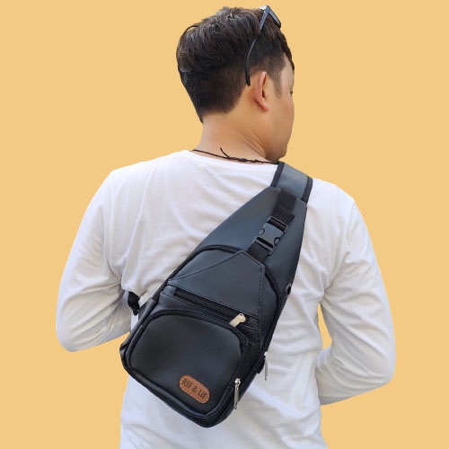 Tas Traveling Pria Cowok Laki-laki Keren Casual Kasual / Tas Pria Selempang Waist Bag Sling Bag Bahan Synthetic Leather untuk Jalan-Jalan atau Outdoor Warna Hitam